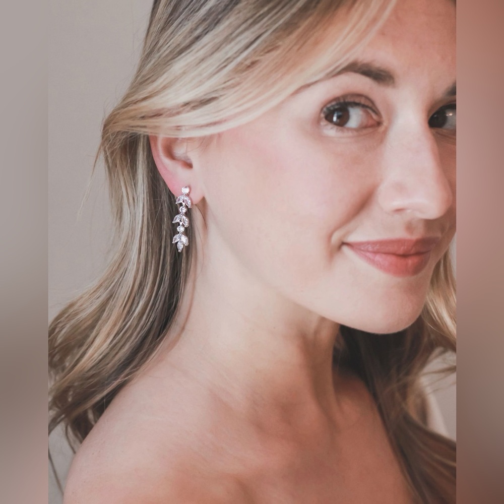 ✨ NWT Dareth Colburn Crystal Drop Earrings – Bridal / Formal ✨ - Picture 3 of 6
